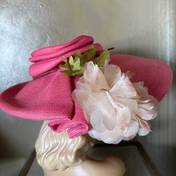 VIBRANT 1960s\' DESIGNER PINK STRAW WIDE BRIM HAT WITH WHITE FABRIC FLOWER main image 12